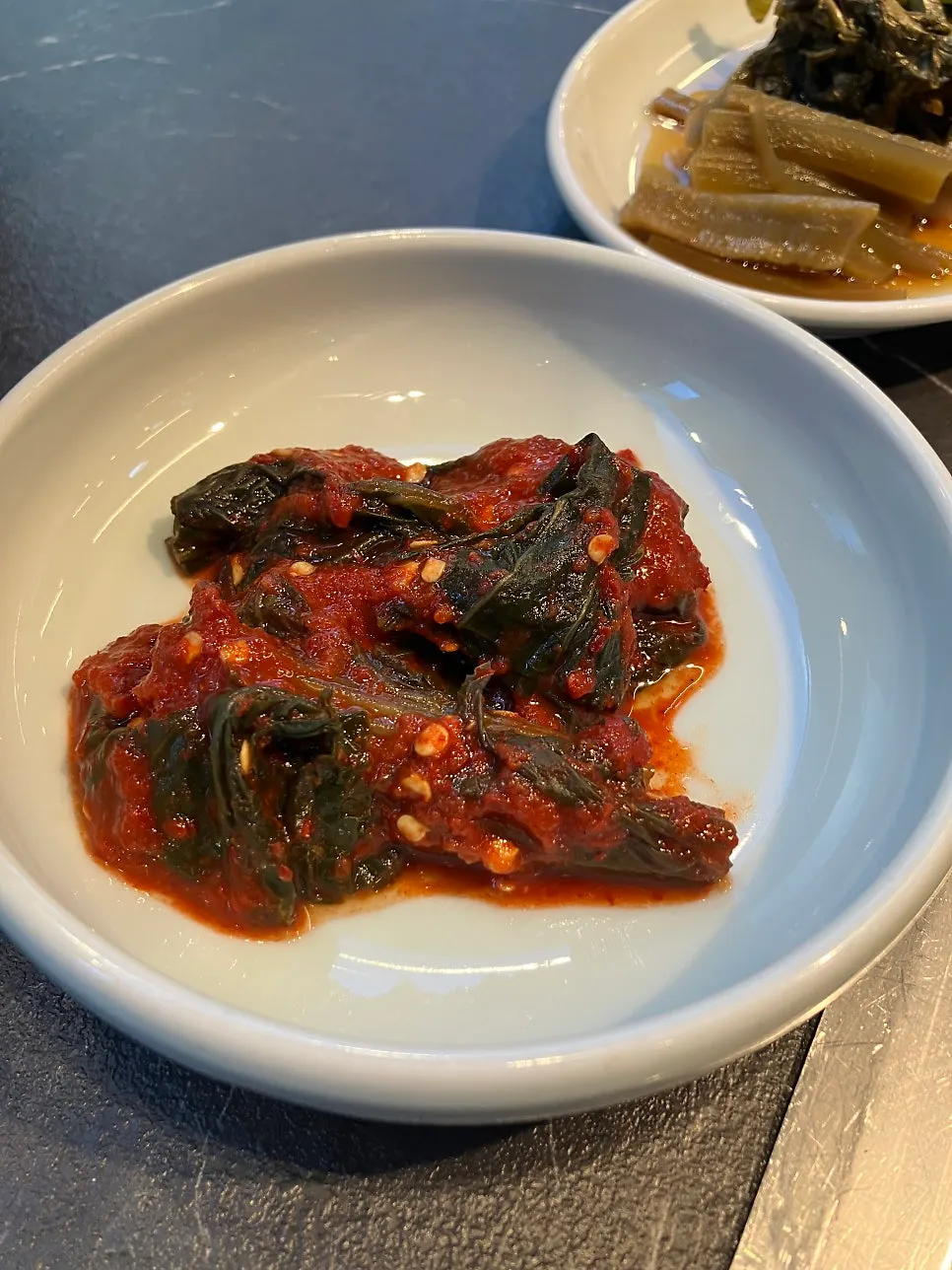 장아찌와 갓김치 반찬 클로즈업