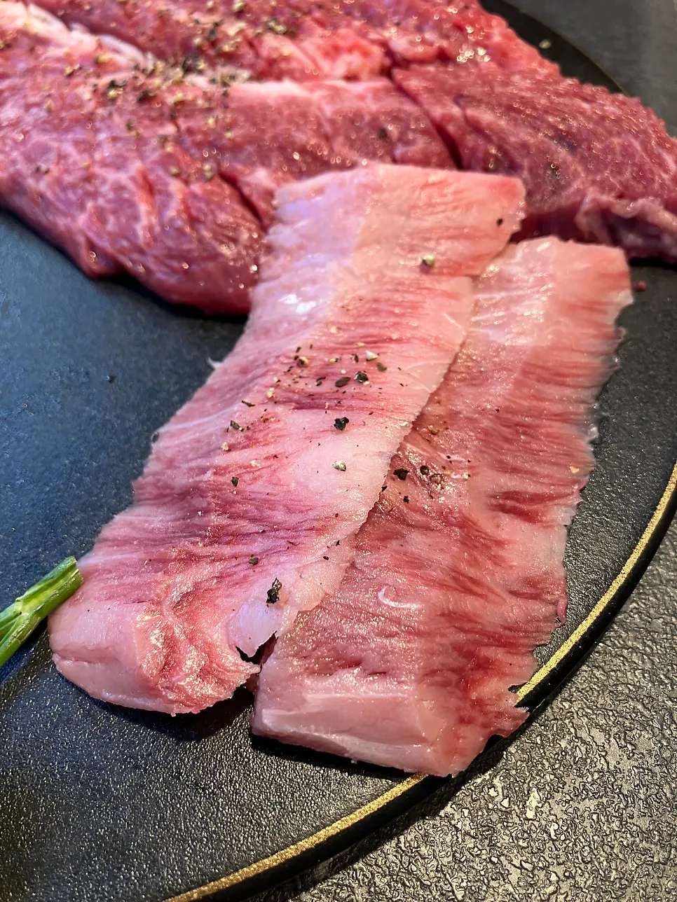 밑간된 한우 갈비살을 불판에 올린 모습