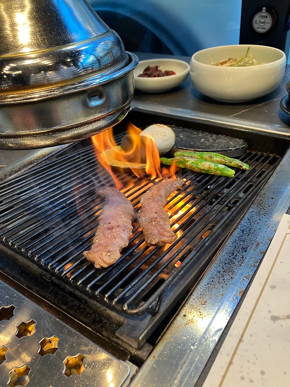 구워진 갈비살 한 점 접시 위
