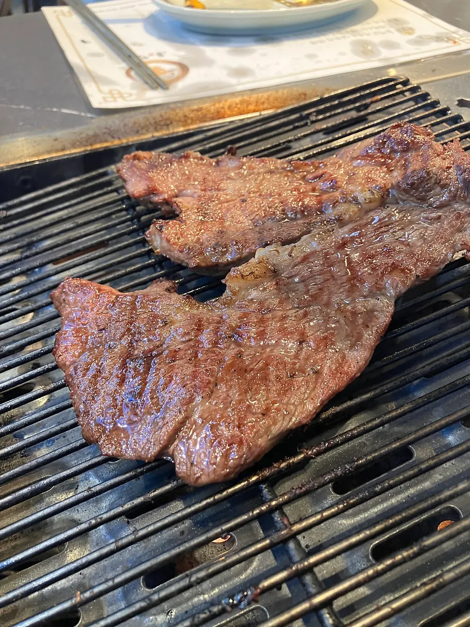 두툼하게 구워진 한우 등심 단면