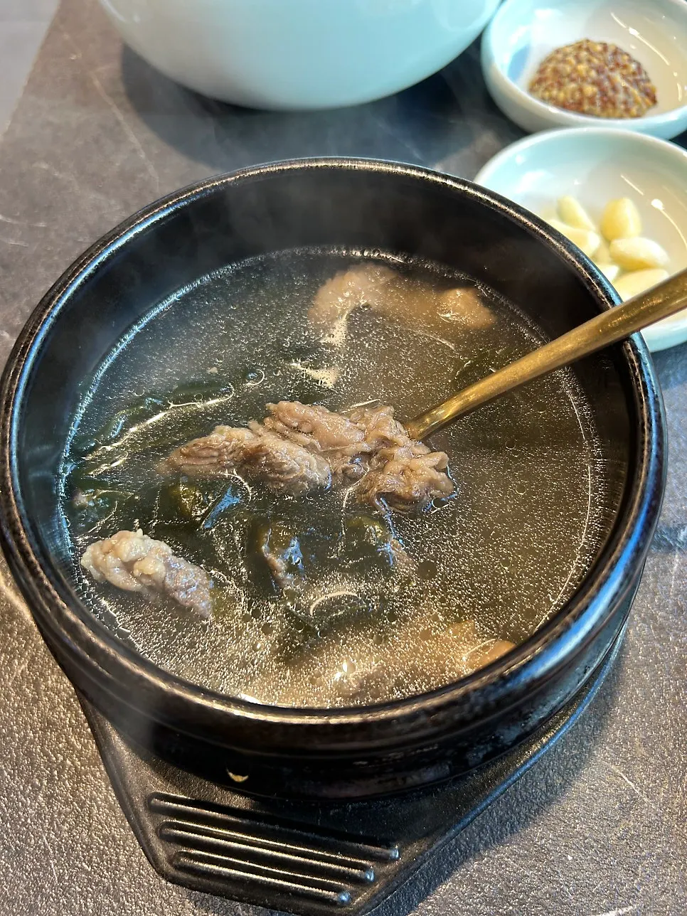 주문 후 차려진 용한우 명지점 기본찬 상차림