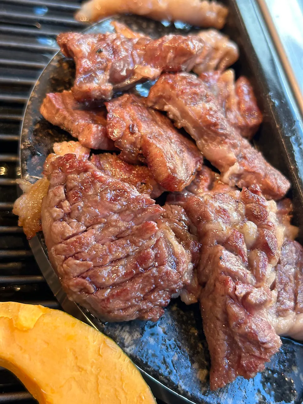 윤기 흐르는 구운 등심 한 점