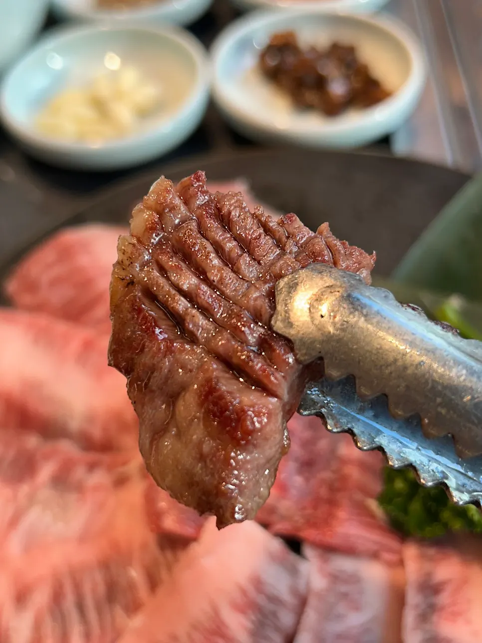 소금에 찍어 먹는 한우 등심