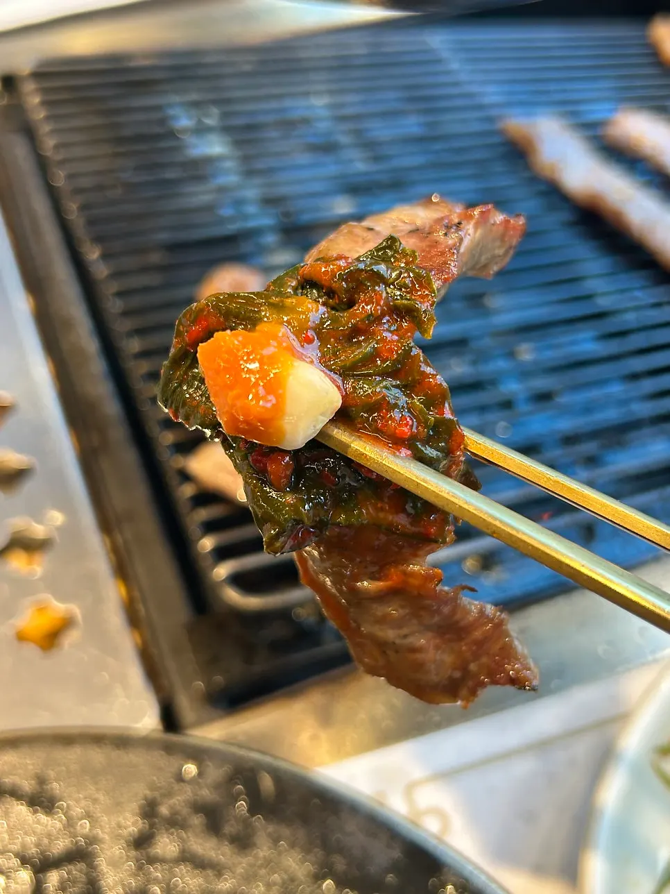밑반찬과 함께 곁들인 한우 한 점