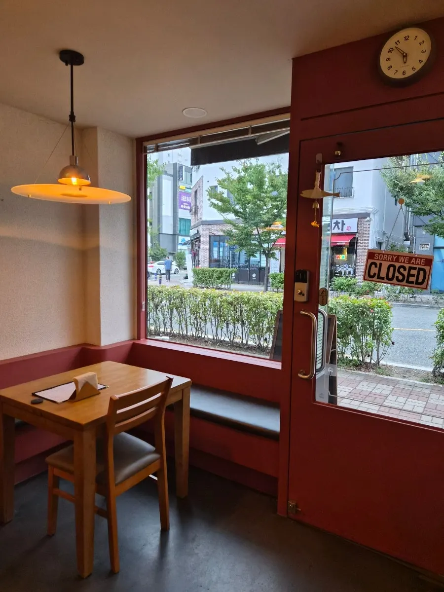 Seating with a green view through the window