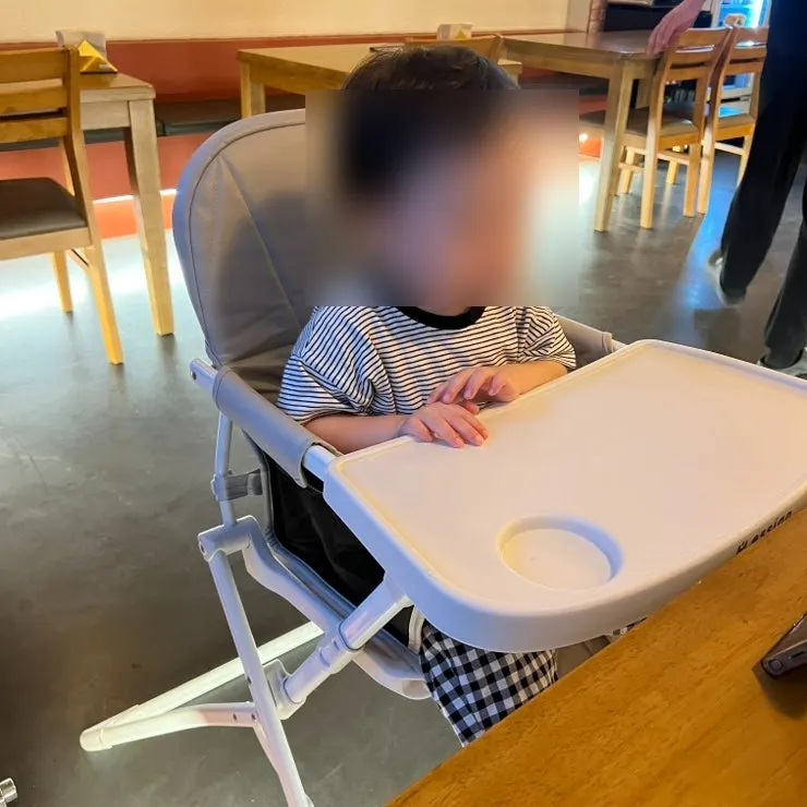 우드톤 테이블과 따뜻한 조명의 겐지 내부