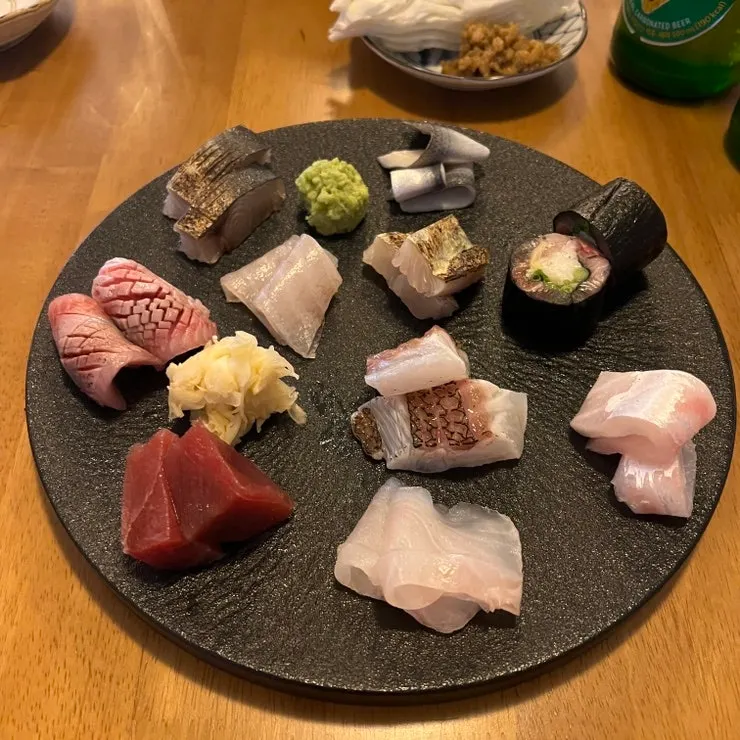 큰 접시에 담긴 겐지 제철 사시미