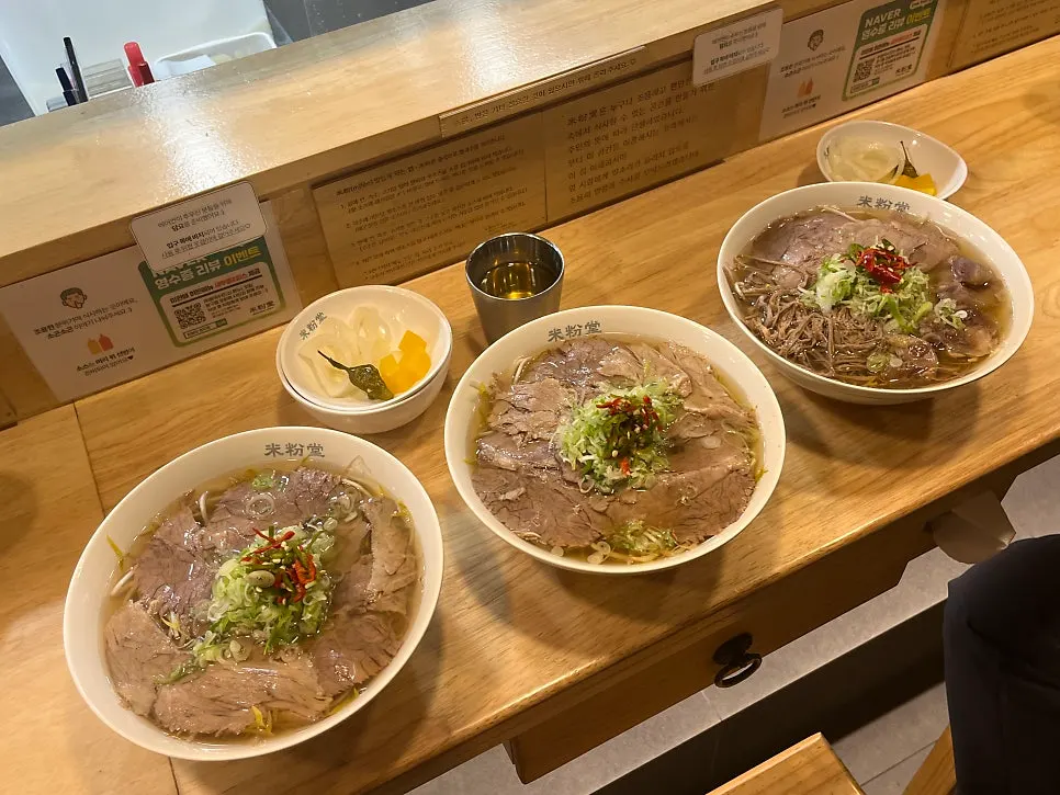테이블에 차려진 쌀국수 세 그릇
