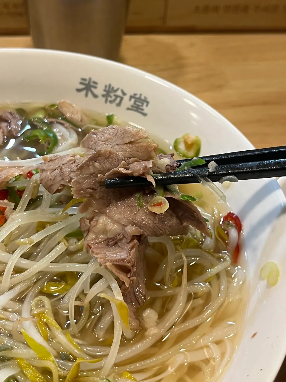 부드러운 차돌박이를 집어 올린 젓가락