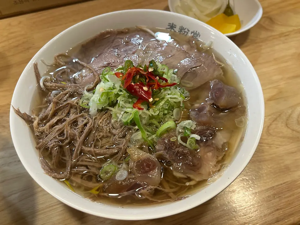 차돌양지힘줄 쌀국수 한 그릇