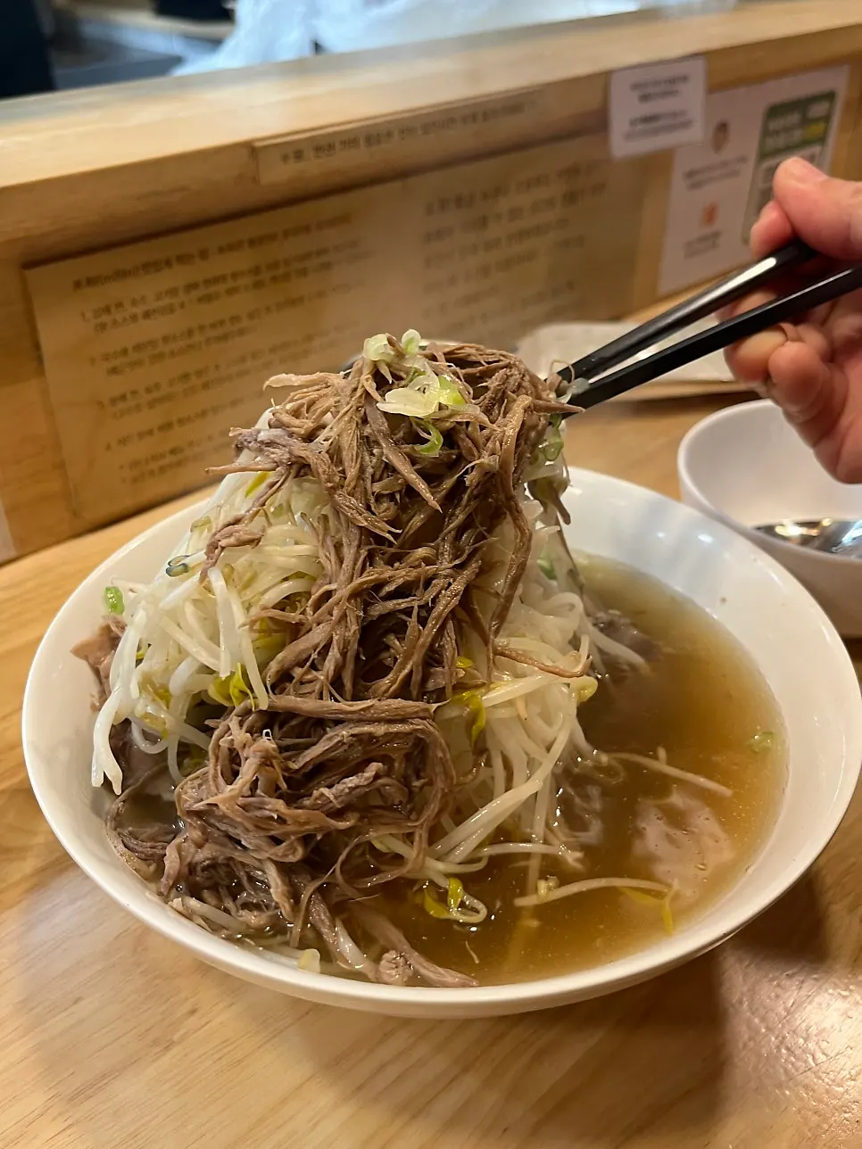 차돌 양지 힘줄이 모두 올라간 쌀국수 토핑
