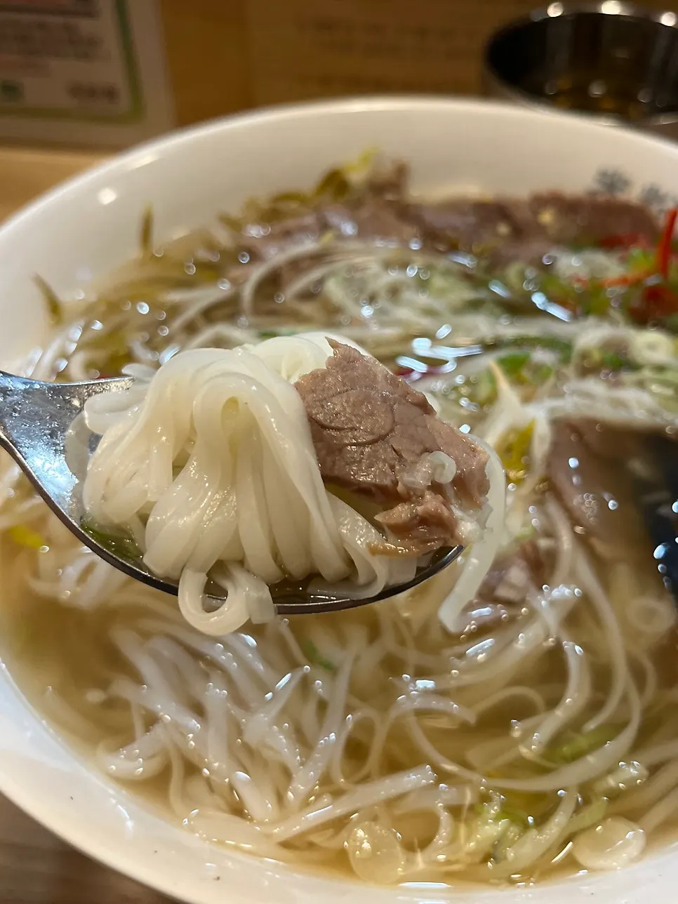 진한 고기 육수가 남은 쌀국수 그릇
