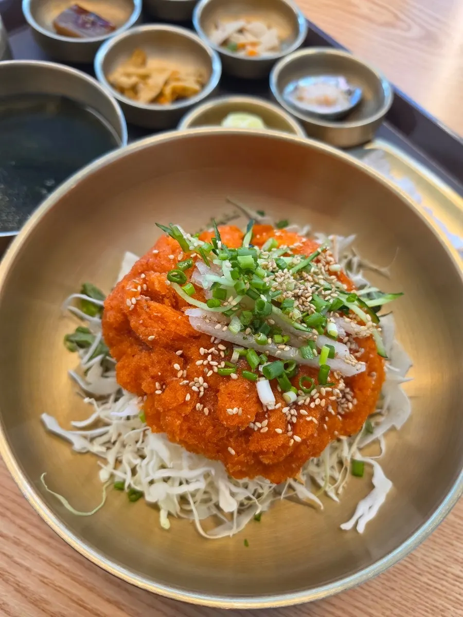 물회와 함께 나온 공기밥과 미역국