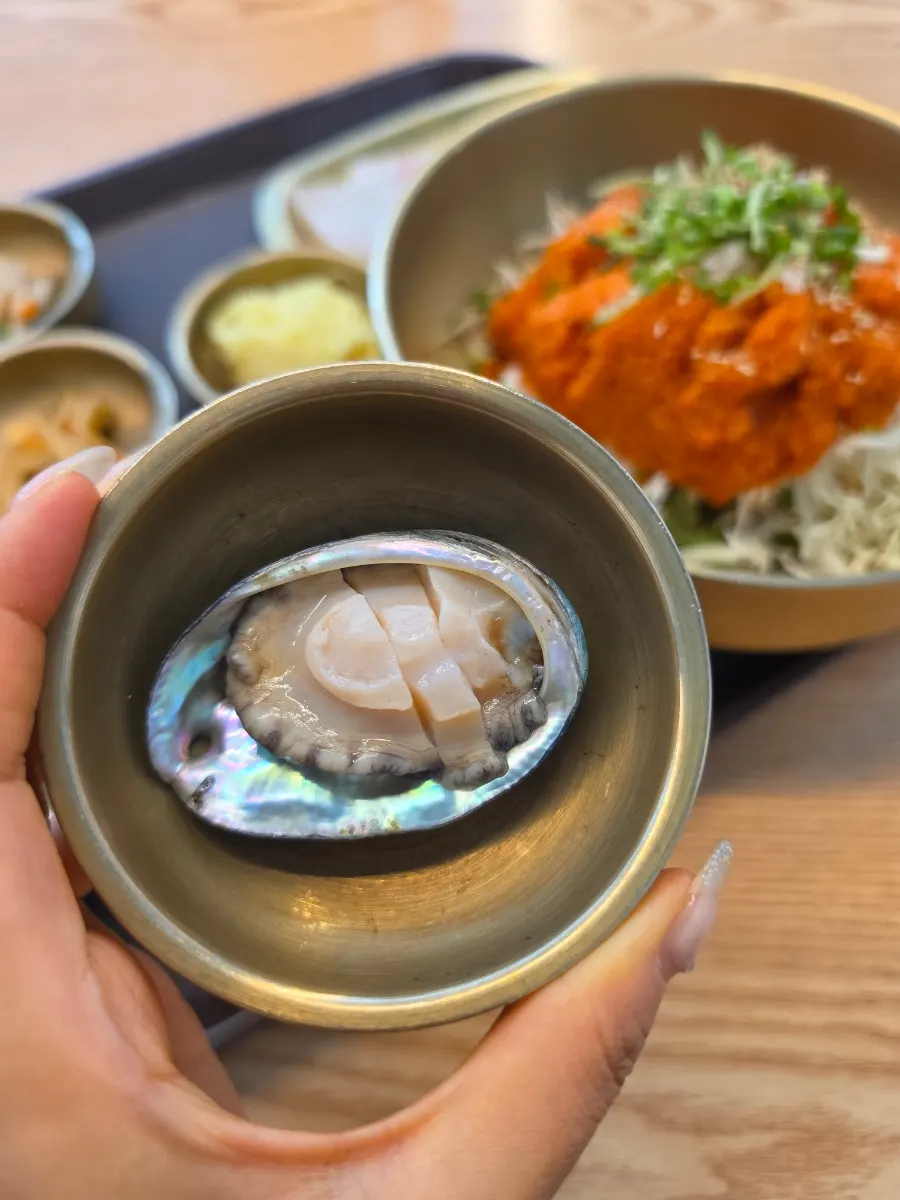 따로 나온 전복회 한 점