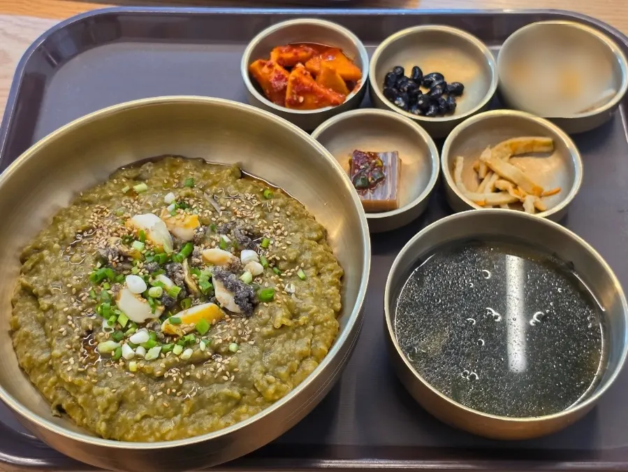 전복죽과 미역국, 깍두기 상차림