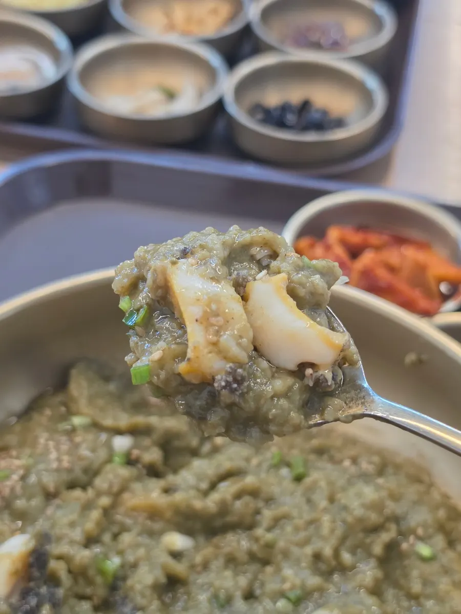 전복죽 한 숟갈 뜬 모습