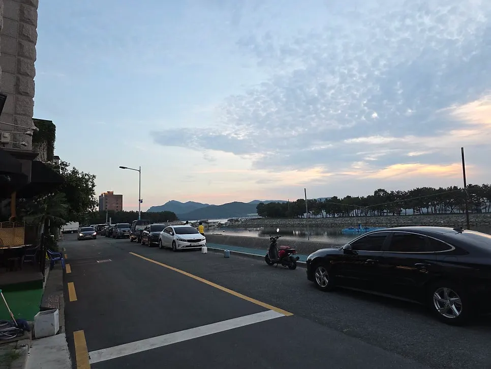 Street parking in front of Suseong Susan