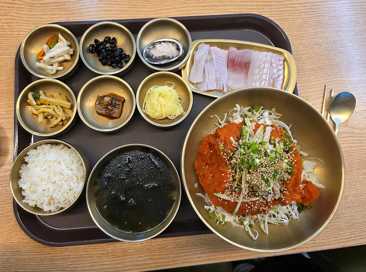 Full table setting of the three-kind mixed mulhoe