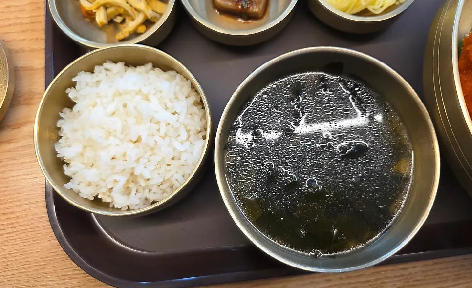 Basic mulhoe set including rice and seaweed soup