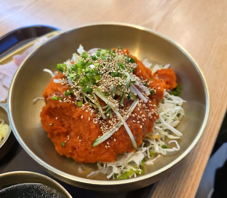 Side dishes: braised mushrooms, braised fish cake, braised black beans, acorn jelly