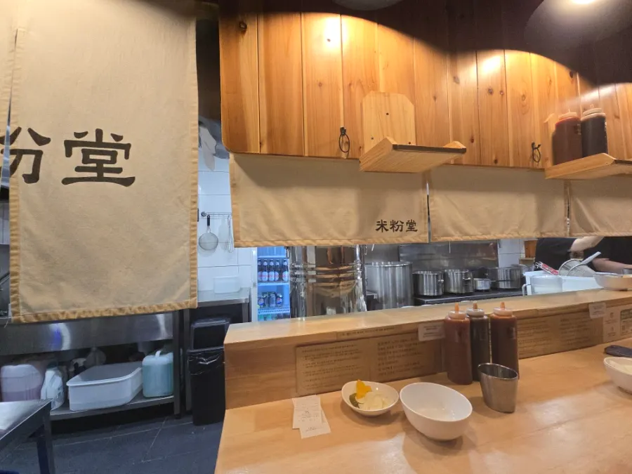 바 형태 다찌석으로 구성된 매장 내부