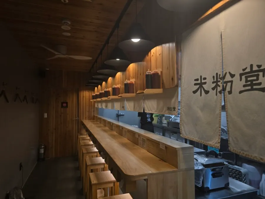 조용한 식사를 위한 바 형태 좌석