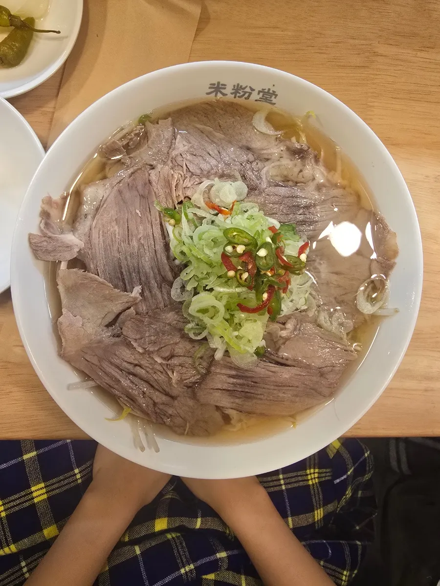 차돌박이가 큼직하게 올라간 쌀국수