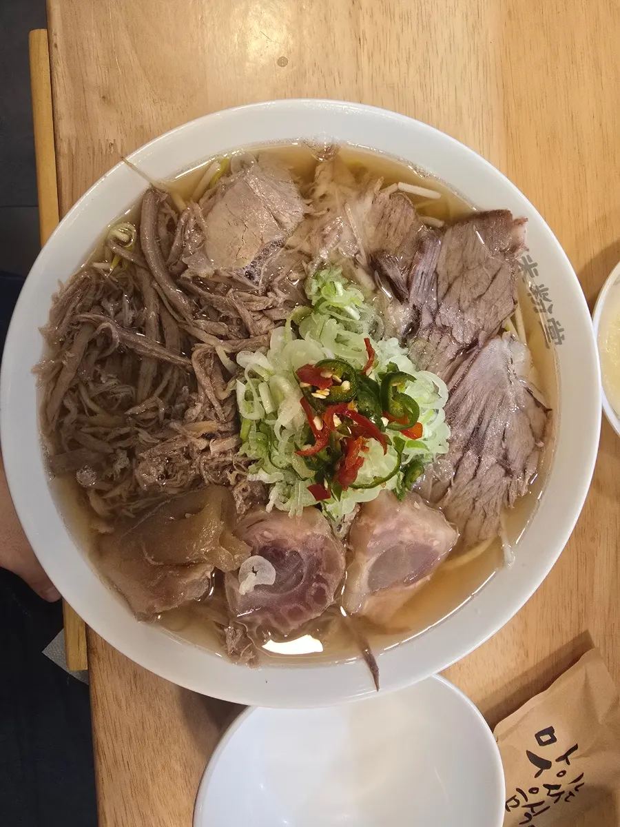 차돌 양지 힘줄 쌀국수 한 그릇