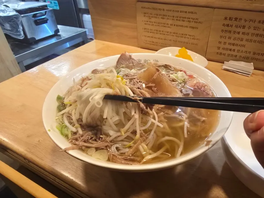 핫소스와 해선장으로 즐기는 쌀국수