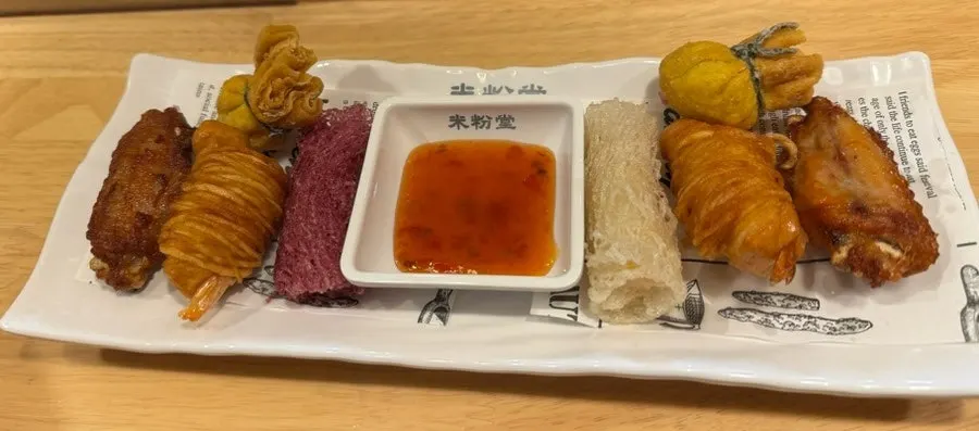칠리소스와 양파를 섞은 추가 면