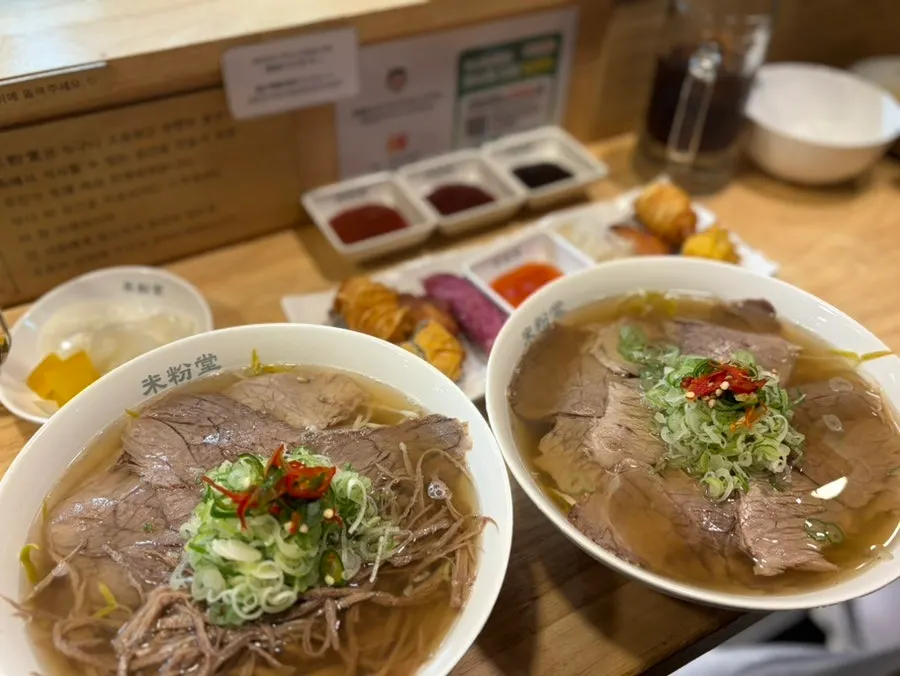 Chadolbagi pho and chadol-yangji pho served at the same time