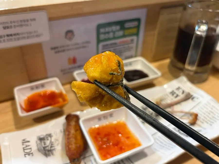 Fried appetizer platter served together with dipping sauce
