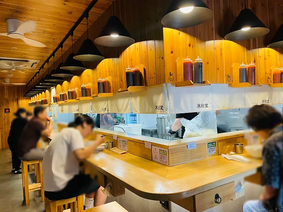 천 가림막이 있는 주방과 바 좌석