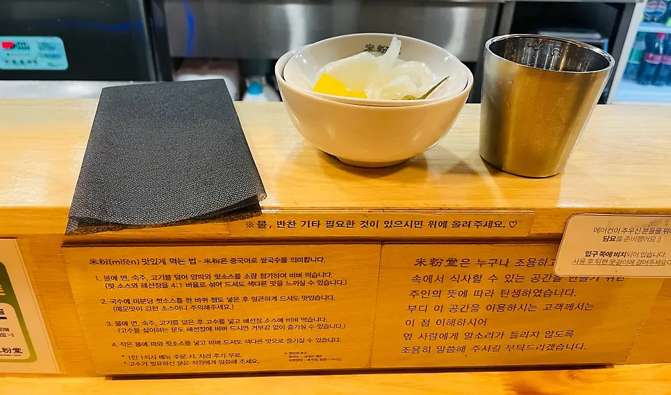 선반에 놓인 반찬과 앞접시 기본 세팅