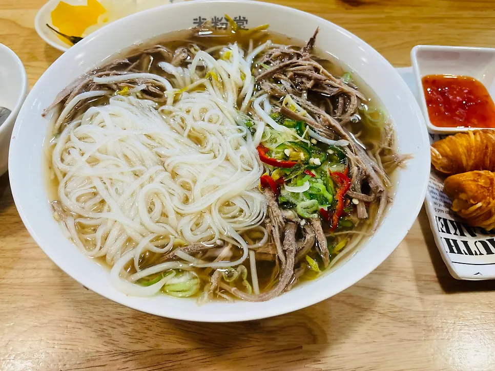 해선장소스를 더한 비빔 쌀국수