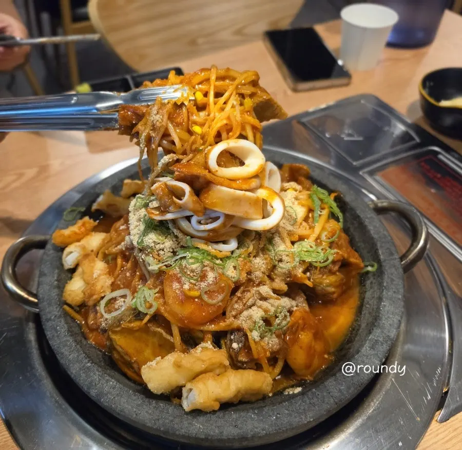 The medium-spicy seasoning of the seafood pork bone jjim