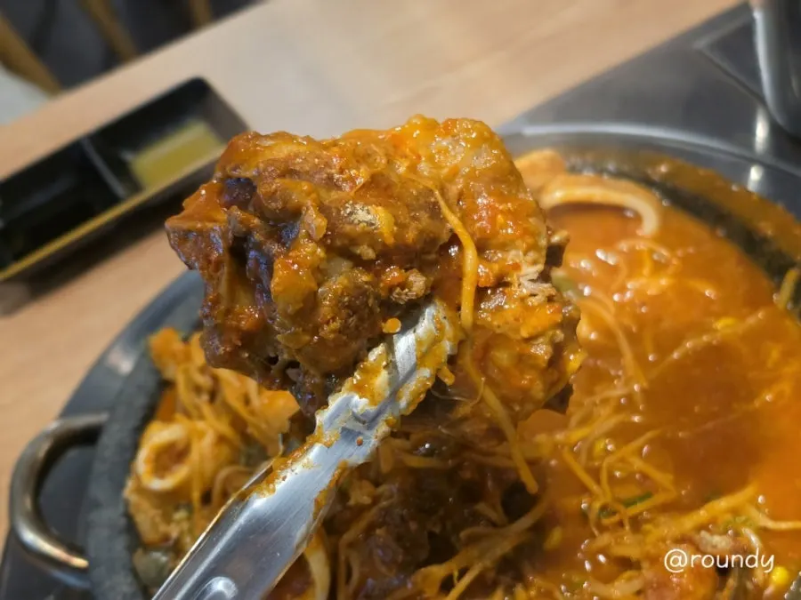 Sauce-soaked squid and pork neck bones