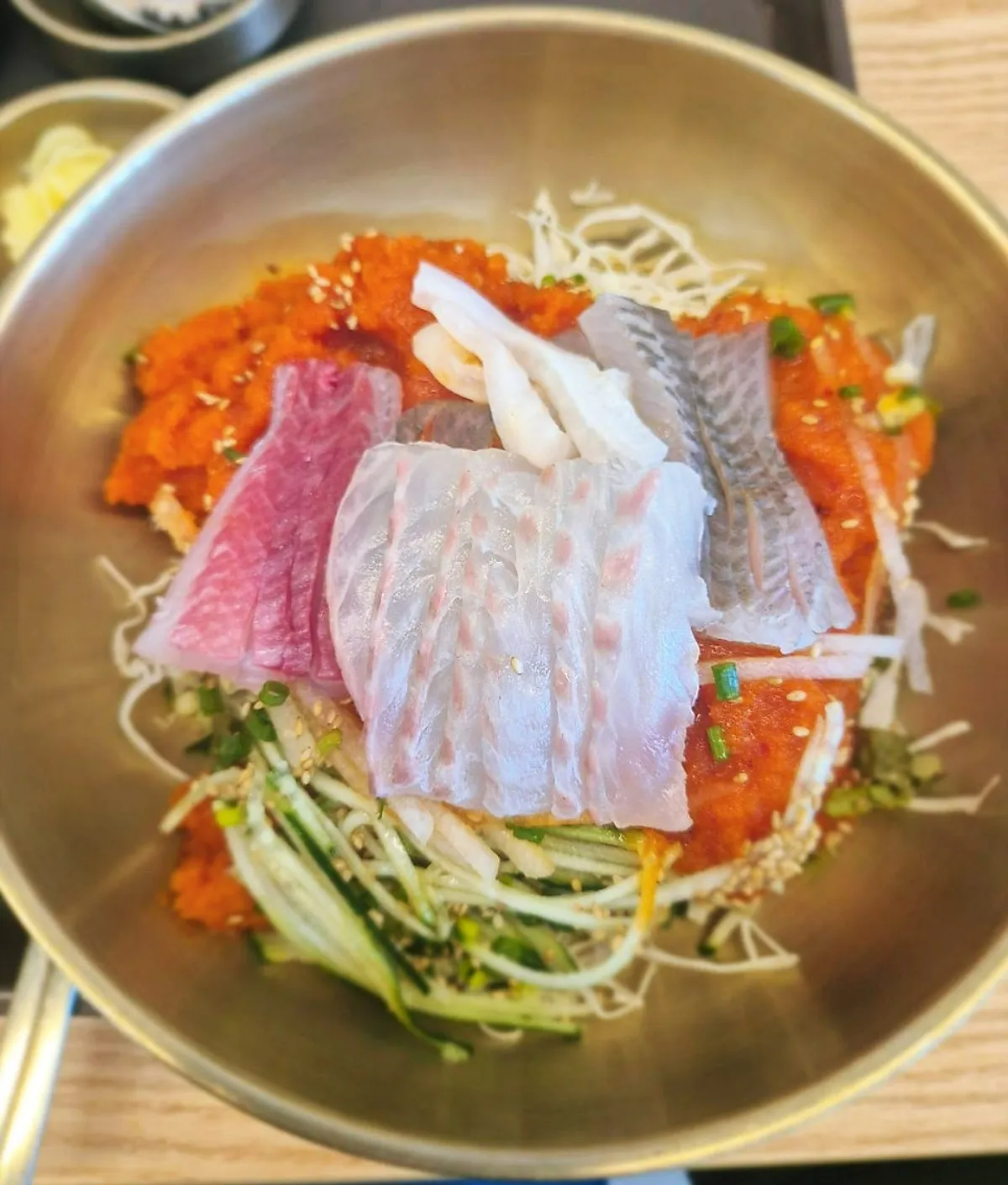 공깃밥과 함께 즐기는 물회 한 상