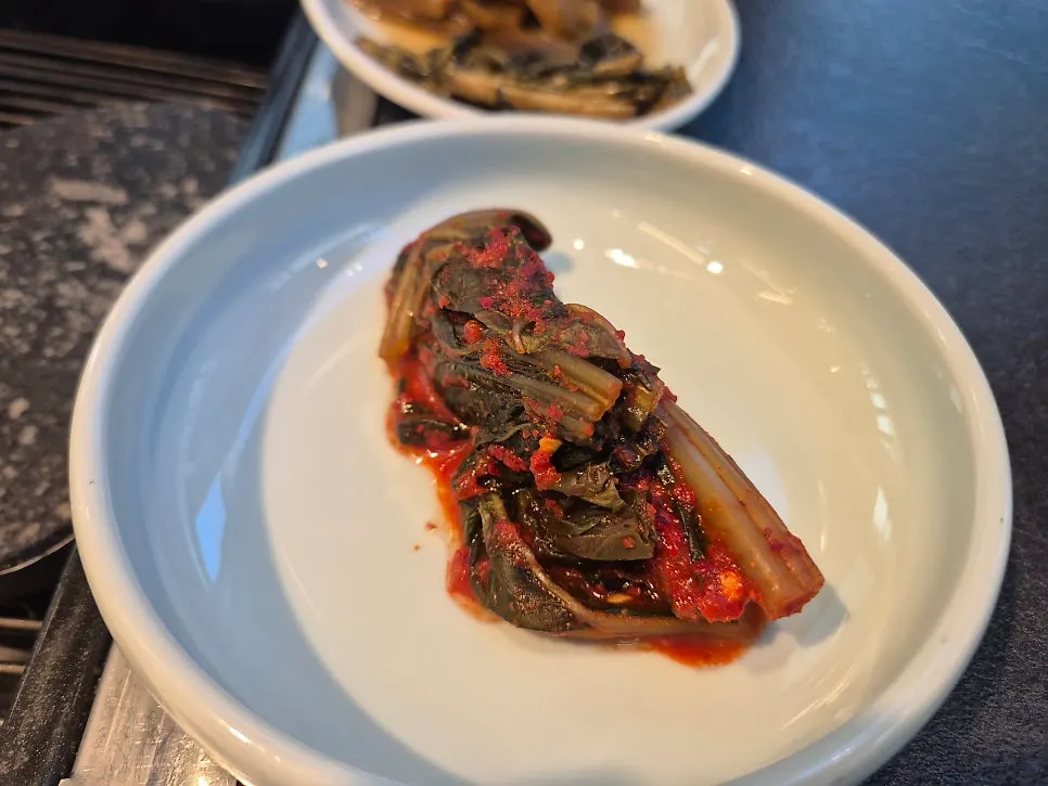Kkakdugi and gat kimchi served with rice