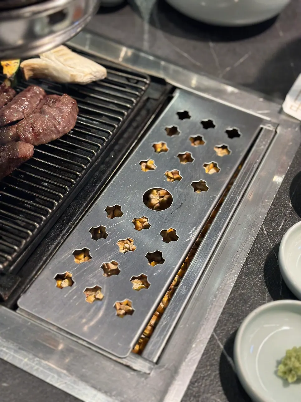 테이블마다 놓인 옥수수 불판