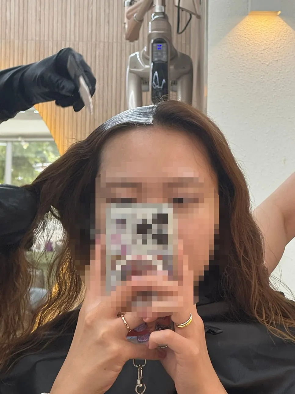 Applying scalp protectant before coloring