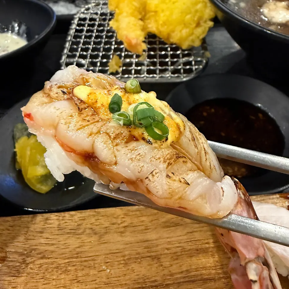 흰살생선과 연어가 올라간 초밥 접시