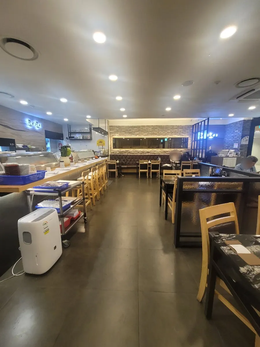 Spacious main hall inside Moshi Moshi Sushi Dongnae Branch