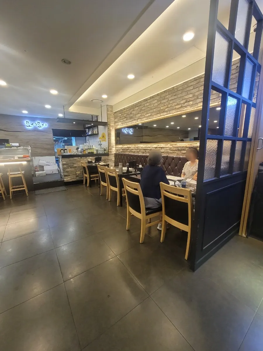 Widely spaced tables and seating at Moshi Moshi Sushi Dongnae Branch