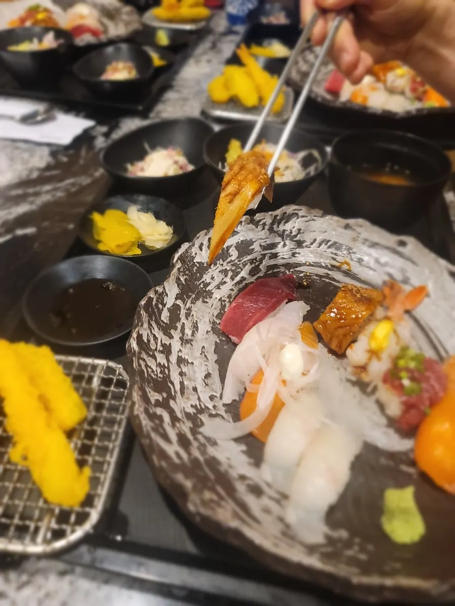 A plate of 10 pieces of sushi from the Moduem Sushi B set