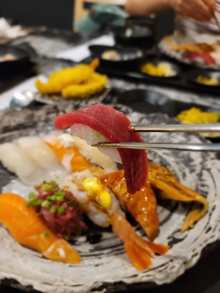 Generously plated Moduem Sushi B set