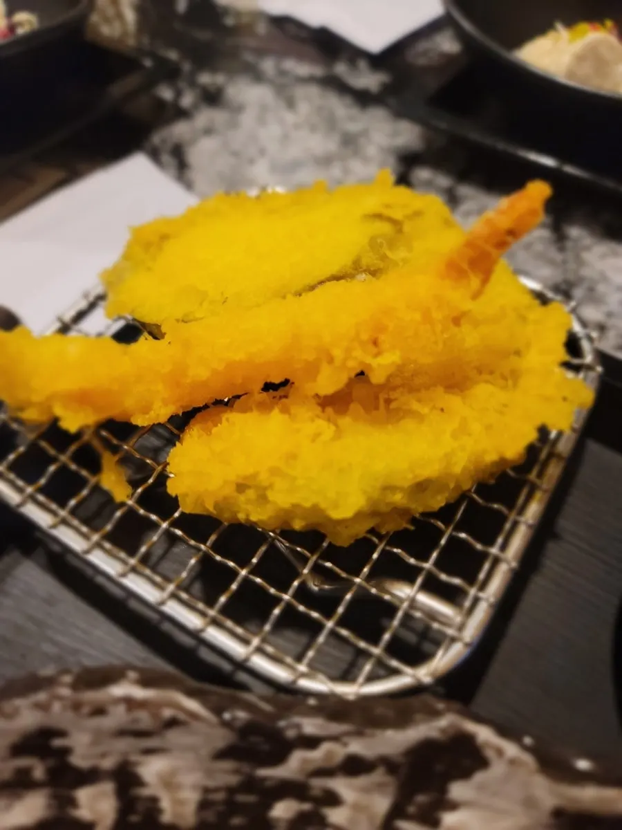 Side dishes served with the Moduem Sushi B set