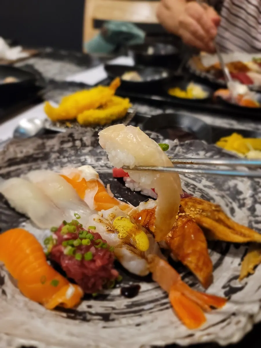 Thick-cut salmon sushi