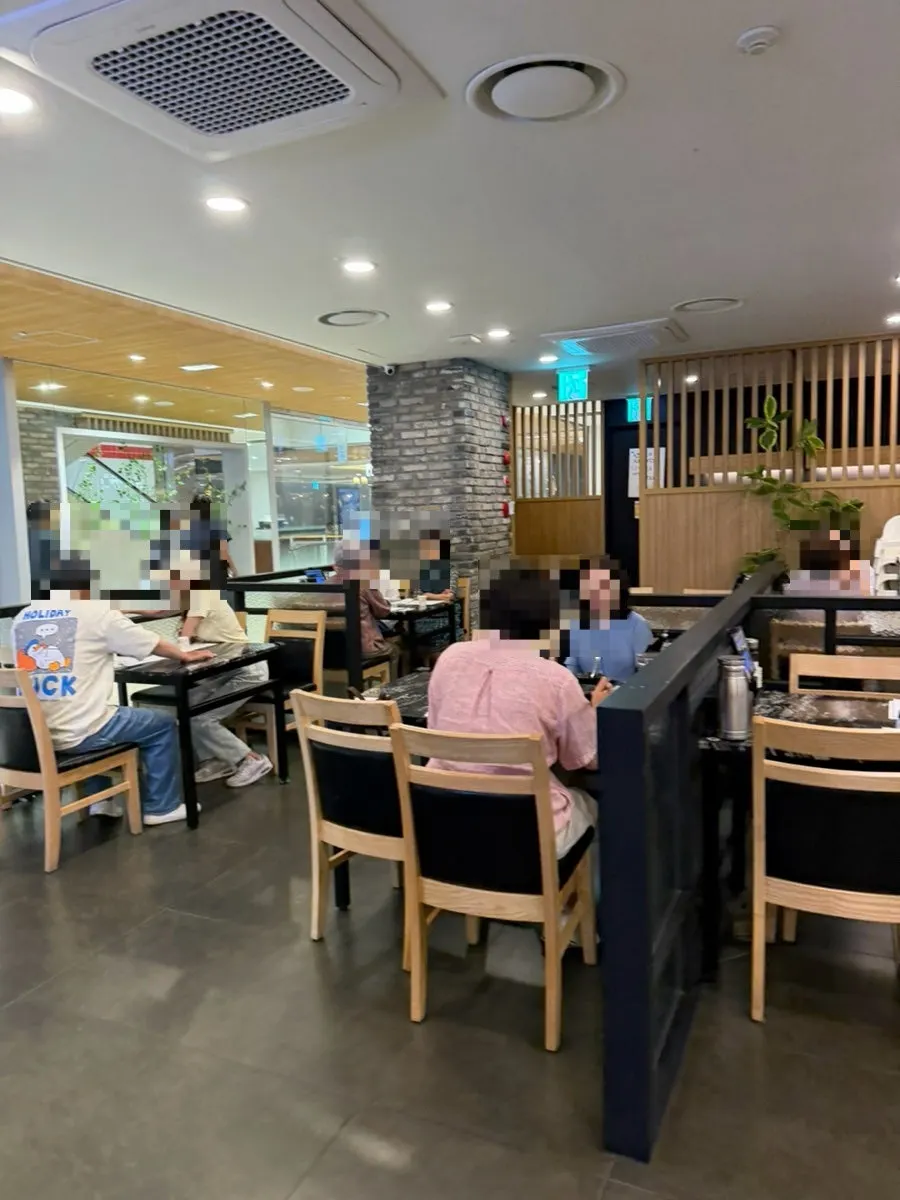 Table seating inside Moshi Moshi Sushi Dongnae Branch
