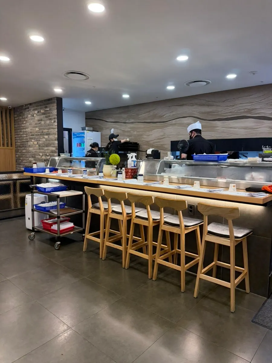 Tatami-style counter seating good for solo diners